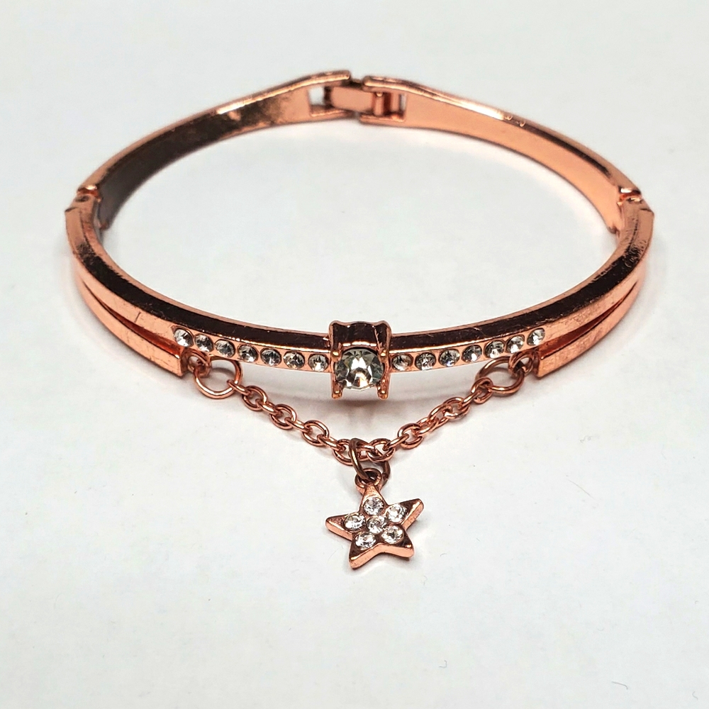 Small golden bracelet with chain star pendant